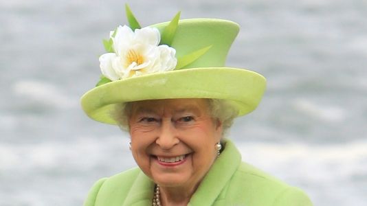 Sie ist nicht nur die am längsten amtierende Monarchin Europas, sondern auch die Stilikone schlechthin: Queen Elizabeth II. liebt farbenfrohe Outfits wie dieses in hellgrün und macht damit bei jedem öffentlichen Anlass eine ausgezeichnete Figur. (Foto)