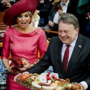 Auch die anderen europäischen Königshäuser haben Stilikonen vorzuweisen - Königin Máxima der Niederlande ist das beste Beispiel. Hier hat die Monarchin Spaß bei einem Besuch in Bayern - und die korallfarbene Robe samt Kopfbedeckung sitzt tadellos. Auch die anderen europäischen Königshäuser haben Stilikonen vorzuweisen - Königin Máxima der Niederlande ist das beste Beispiel. Hier hat die Monarchin Spaß bei einem Besuch in Bayern - und die korallfarbene Robe samt Kopfbedeckung sitzt tadellos.