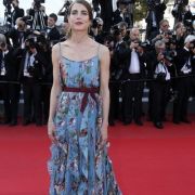 Das Mitglied der Fürstenfamilie betont allerdings auch gern ihre zierliche Figur - bestes Beispiel ist dieser Schnappschuss vom roten Teppich beim Filmfestival in Cannes 2015. Das Mitglied der Fürstenfamilie betont allerdings auch gern ihre zierliche Figur - bestes Beispiel ist dieser Schnappschuss vom roten Teppich beim Filmfestival in Cannes 2015.