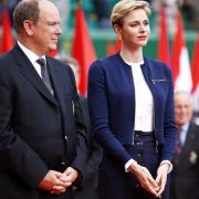 Die Fürstin versteht es gekonnt, ihre Kleiderwahl auf den jeweiligen Anlass abzustimmen: Für das Tennisturnier der Monte-Carlo Rolex Masters entschied sich die gebürtige Südafrikanerin für einen sportlichen Look in dunkelblau. Die Fürstin versteht es gekonnt, ihre Kleiderwahl auf den jeweiligen Anlass abzustimmen: Für das Tennisturnier der Monte-Carlo Rolex Masters entschied sich die gebürtige Südafrikanerin für einen sportlichen Look in dunkelblau.