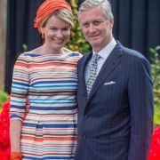 Als krönenden Abschluss werfen wir einen Blick in den Kleiderschrank der belgischen Royals. Königin Mathilde strahlt hier an der Seite ihres Gatten König Philippe in einem farbenfrohen Ringelkleid. Als krönenden Abschluss werfen wir einen Blick in den Kleiderschrank der belgischen Royals. Königin Mathilde strahlt hier an der Seite ihres Gatten König Philippe in einem farbenfrohen Ringelkleid.