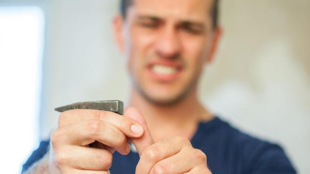 Beim Aufhängen eines Bildes mit dem Hammer abgerutscht: Ein lädierter Finger wird nun am besten gekühlt. (Foto)