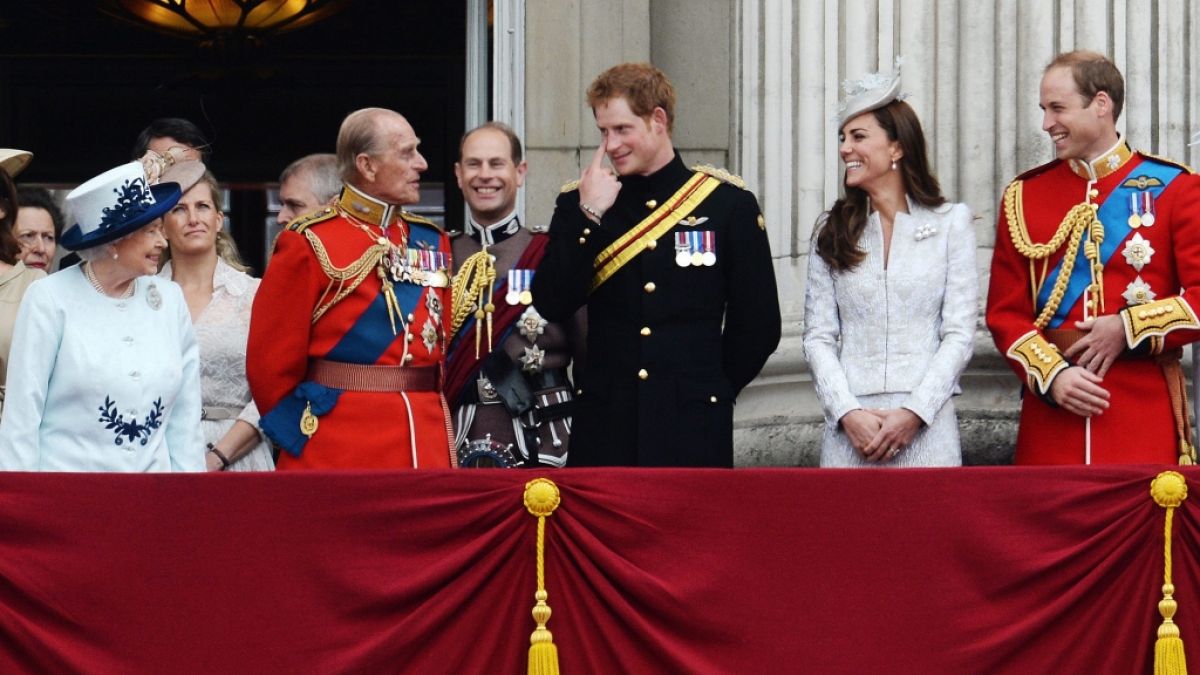 Die britische Königsfamilie am 14. Juni 2014. Von links nach rechts: Queen Elizabeth II, Prinz Philip, Prinz Harry, Herzogin Kate und Prinz William. (Foto)
