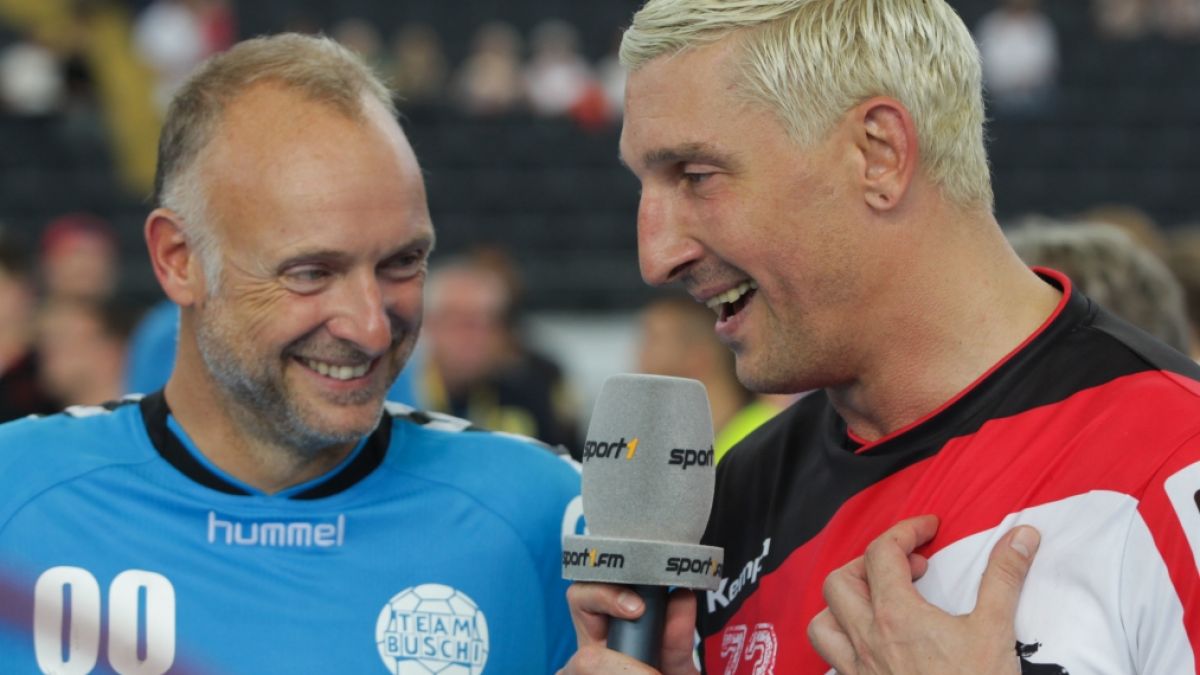 "Buschi" beim Interview mit Handball-Profi Stefan Kretzschmar. (Foto)