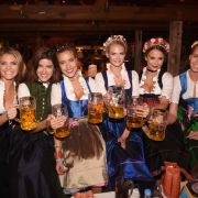 Fröhliche Damenrunde auf dem Oktoberfest: Moderatorin Viviane Geppert, Model und Schauspielerin Marie Nasemann, Larissa Laudenberger, Model Darya Strelnikova, Sophie Hermann und Trachten-Designerin Kristina Giacomelli prosten sich fröhlich zu. Fröhliche Damenrunde auf dem Oktoberfest: Moderatorin Viviane Geppert, Model und Schauspielerin Marie Nasemann, Larissa Laudenberger, Model Darya Strelnikova, Sophie Hermann und Trachten-Designerin Kristina Giacomelli prosten sich fröhlich zu.