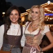 Was haben Janina Uhse und Verena Kerth gemeinsam? Richtig, die Schauspielerin und die Moderatorin haben beide ein geschicktes Händchen bei der Dirndl-Wahl - und augenscheinlich jede Menge Spaß auf der Wiesn. Was haben Janina Uhse und Verena Kerth gemeinsam? Richtig, die Schauspielerin und die Moderatorin haben beide ein geschicktes Händchen bei der Dirndl-Wahl - und augenscheinlich jede Menge Spaß auf der Wiesn.