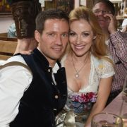 Ein hübsches Paar: Moderatorin Andrea Kaiser hat auf der Wiesn 2016 sichtlich Spaß mit ihrem Mann, dem Rallyefahrer Sébastian Ogier. Ein hübsches Paar: Moderatorin Andrea Kaiser hat auf der Wiesn 2016 sichtlich Spaß mit ihrem Mann, dem Rallyefahrer Sébastian Ogier.