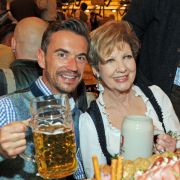 Nanu, lieber Florian Silbereisen, wo hast du denn deine Helene gelassen? Ohne Schlagerstar Helene Fischer, dafür an der Seite von Moderatorin Carolin Reiber amüsierte sich der Sänger auf der Wiesn. Nanu, lieber Florian Silbereisen, wo hast du denn deine Helene gelassen? Ohne Schlagerstar Helene Fischer, dafür an der Seite von Moderatorin Carolin Reiber amüsierte sich der Sänger auf der Wiesn.