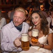 Den Maßkrug hat Boris Becker ebenso gut im Griff wie dereinst den Tennisschläger. Gattin Lilly muss eine zweite Hand zu Hilfe nehmen, um das Getränk zu stemmen - dafür sitzt ihr entzückendes Dirndl ausgezeichnet. Den Maßkrug hat Boris Becker ebenso gut im Griff wie dereinst den Tennisschläger. Gattin Lilly muss eine zweite Hand zu Hilfe nehmen, um das Getränk zu stemmen - dafür sitzt ihr entzückendes Dirndl ausgezeichnet.