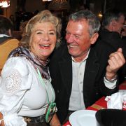 So sieht gute Laune aus: Schauspielerin Jutta Speidel ließ es mit Kollege Hansi Kraus beim Oktoberfest 2016 richtig krachen. So sieht gute Laune aus: Schauspielerin Jutta Speidel ließ es mit Kollege Hansi Kraus beim Oktoberfest 2016 richtig krachen.