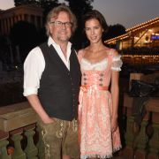 Medienmanager Martin Krug flanierte einst mit seiner Ex Veronica Ferres auf der Wiesn - inzwischen ist Model Julia Trainer seine ständige Begleiterin. Medienmanager Martin Krug flanierte einst mit seiner Ex Veronica Ferres auf der Wiesn - inzwischen ist Model Julia Trainer seine ständige Begleiterin.