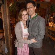 Abseits des Politparketts feiert es sich ausgezeichnet, findet auch Ex-FDP-Chef Philipp Rösler, der mit seiner Frau Wiebke zum Münchner Oktoberfest erschien und sich dafür in einen schmucken Trachtenjanker geworfen hatte. Abseits des Politparketts feiert es sich ausgezeichnet, findet auch Ex-FDP-Chef Philipp Rösler, der mit seiner Frau Wiebke zum Münchner Oktoberfest erschien und sich dafür in einen schmucken Trachtenjanker geworfen hatte.
