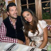 Vom Fußballplatz auf die Wiesn: Ex-Fußballer Michael Ballack vergnügt sich mit seiner Freundin Natacha Tannous im Käferzelt. Die 32-Jährige hat sich für den Wiesnbesuch für ein fesches cremefarbenes Dirndl entschieden. Vom Fußballplatz auf die Wiesn: Ex-Fußballer Michael Ballack vergnügt sich mit seiner Freundin Natacha Tannous im Käferzelt. Die 32-Jährige hat sich für den Wiesnbesuch für ein fesches cremefarbenes Dirndl entschieden.