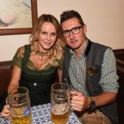 Gemütlich chillen auf der Wiesn - das lässt sich Ex-Fußball-Nationalspieler Miroslav Klose nicht zweimal sagen. Mit seiner Frau Sylwia stieß der Ex-Kicker beim Münchner Volksfest an. Gemütlich chillen auf der Wiesn - das lässt sich Ex-Fußball-Nationalspieler Miroslav Klose nicht zweimal sagen. Mit seiner Frau Sylwia stieß der Ex-Kicker beim Münchner Volksfest an.