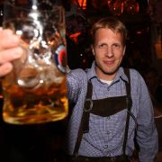 Hoch die Tassen! Comedian Oliver Pocher hat auf der Wiesn sichtlich Spaß beim Maßkrugstemmen - natürlich zünftig gewandet in einer Krachledernen nebst blauem Hemd. Hoch die Tassen! Comedian Oliver Pocher hat auf der Wiesn sichtlich Spaß beim Maßkrugstemmen - natürlich zünftig gewandet in einer Krachledernen nebst blauem Hemd.