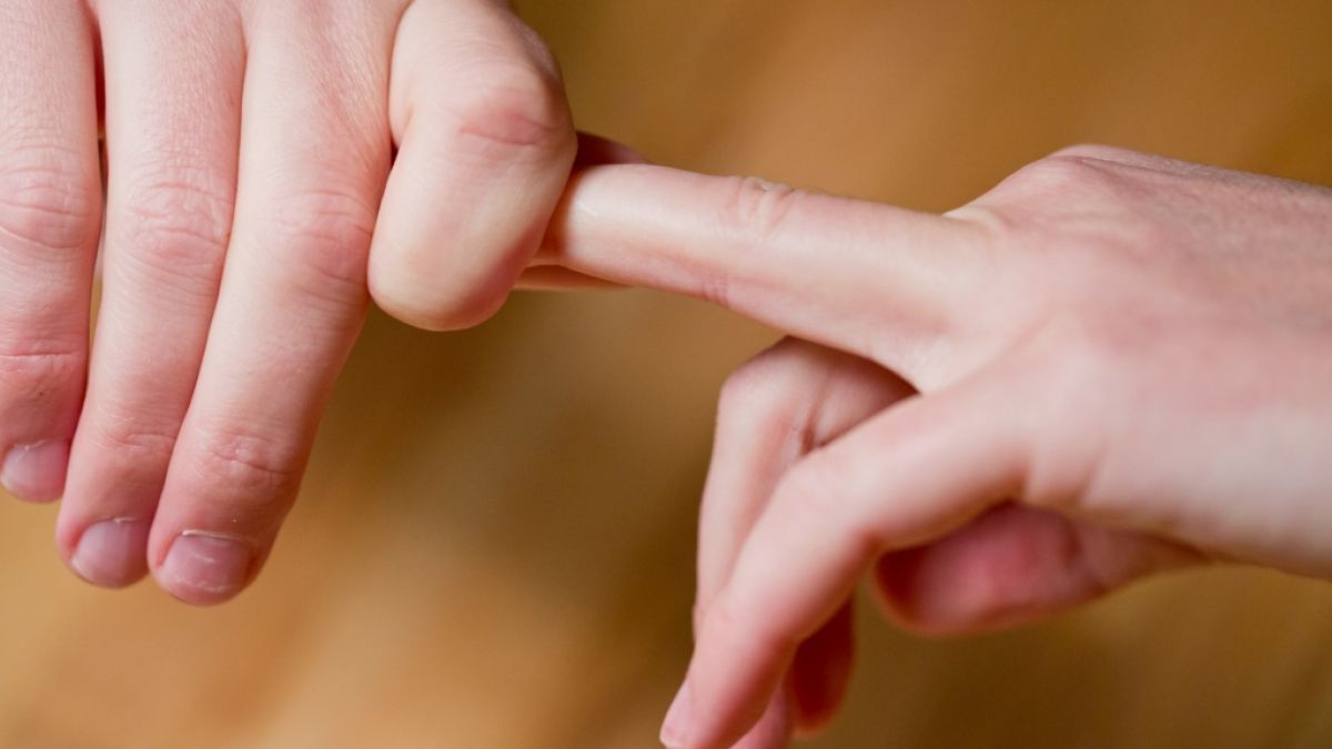 Der Mythos hält sich hartnäckig: Mit den Fingergelenken zu knacken, verursacht Rheuma oder Gicht. (Foto)