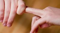 Der Mythos hält sich hartnäckig: Mit den Fingergelenken zu knacken, verursacht Rheuma oder Gicht.
