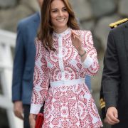 Das filigrane Muster von Kates Kleid, das sie während ihrer Kanada-Tour mit Ehemann Prinz William und den beiden Kindern George und Charlotte trug, vereint Eleganz und Trendbewusstsein. Das filigrane Muster von Kates Kleid, das sie während ihrer Kanada-Tour mit Ehemann Prinz William und den beiden Kindern George und Charlotte trug, vereint Eleganz und Trendbewusstsein.