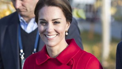 Lady in red: Prinzessin Catherine punktete auf ihrer Kanadareise im Herbst 2016 mit einem Auftritt in einem knallroten Mantel. Mit diesem Look macht Kate den traditionell rot gewandeten kanadischen Mounties glatt Konkurrenz. (Foto)