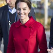 Lady in red: Herzogin Catherine punktete auf ihrer Kanadareise im Herbst 2016 mit einem Auftritt in einem knallroten Mantel. Mit diesem Look macht die Herzogin den traditionell rot gewandeten kanadischen Mounties glatt Konkurrenz. Lady in red: Herzogin Catherine punktete auf ihrer Kanadareise im Herbst 2016 mit einem Auftritt in einem knallroten Mantel. Mit diesem Look macht die Herzogin den traditionell rot gewandeten kanadischen Mounties glatt Konkurrenz.