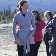 Da strahlt die Herzogin mit der kanadischen Sonne um die Wette: Der graue Cardigan hält den Royal auf Auslandsreise schön warm. Da strahlt die Herzogin mit der kanadischen Sonne um die Wette: Der graue Cardigan hält den Royal auf Auslandsreise schön warm.