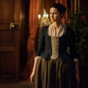 Claire (Caitriona Balfe) ist von einer Vertrauensperson im Stich gelassen worden. Es wird Zeit, den Spieß umzudrehen... Claire (Caitriona Balfe) ist von einer Vertrauensperson im Stich gelassen worden. Es wird Zeit, den Spieß umzudrehen...