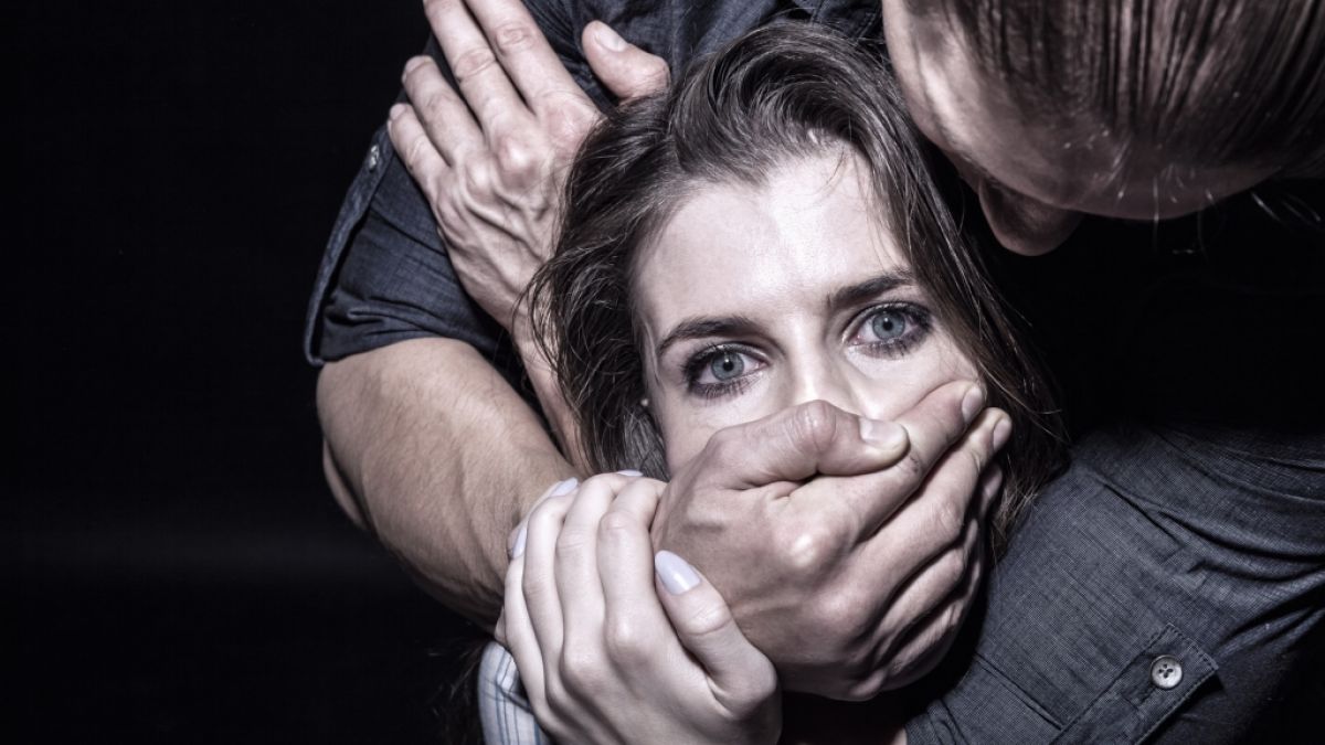 Tragen Frauen Mitschuld an einer Vergewaltigung? (Foto)