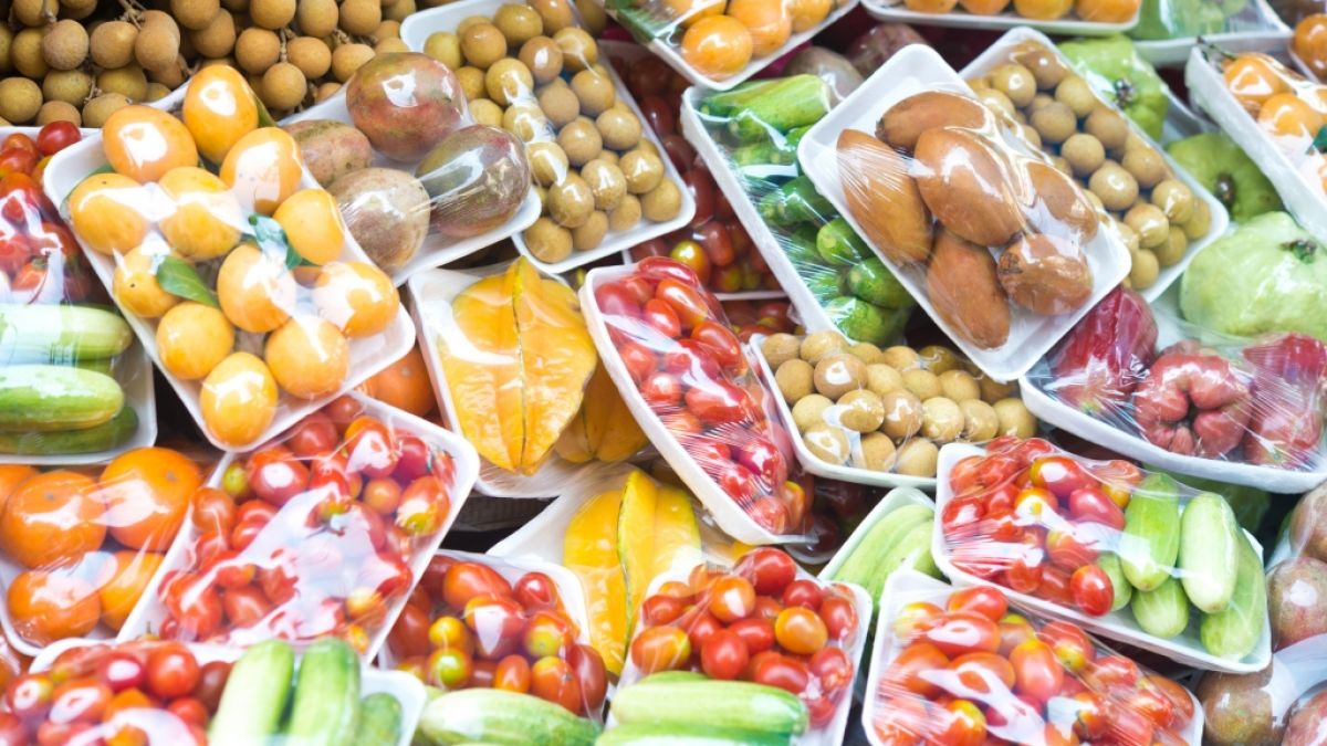 Viele Lebensmittel sind in Plastik verpackt. Ist das ungesund? (Foto)