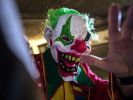 Ein als sogenannter Horror-Clown verkleideter Mann posiert in Berlin in einer Tiefgarage. (Foto)