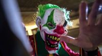 Ein als sogenannter Horror-Clown verkleideter Mann posiert in Berlin in einer Tiefgarage.
