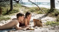 Christian (Jonas Nay) und Stella (Julia Koschitz) genießen die Zeit zu zweit. Sie dürfen dabei nur nicht entdeckt werden.