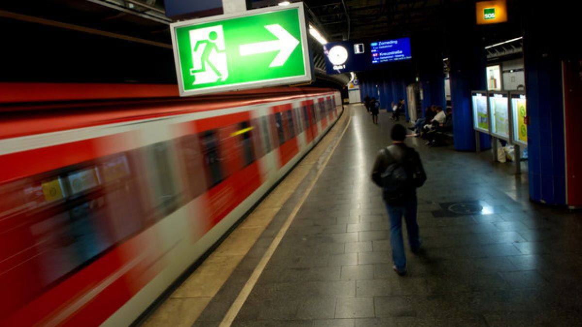 Zugunglück in Köln: Im Stadtteil Müngersdorf wurde eine 18-jährige Frau von einer S-Bahn erfasst und schwer verletzt. (Foto)