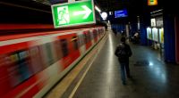 Zugunglück in Köln: Im Stadtteil Müngersdorf wurde eine 18-jährige Frau von einer S-Bahn erfasst und schwer verletzt.