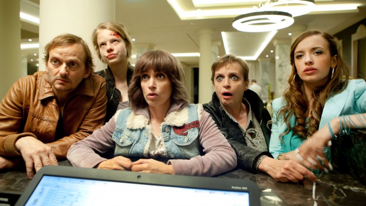 Anna Thalbach (Mitte) spielt das erste Mal mit Mutter Katharina (2. von rechts) und Tochter Ellie Thalbach in einem Film (1. von rechts). (Foto)