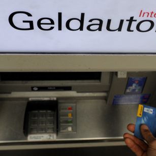 Experte warnt: Geldabheben wird bald richtig teuer! Experte warnt: Geldabheben wird bald richtig teuer! (Foto)