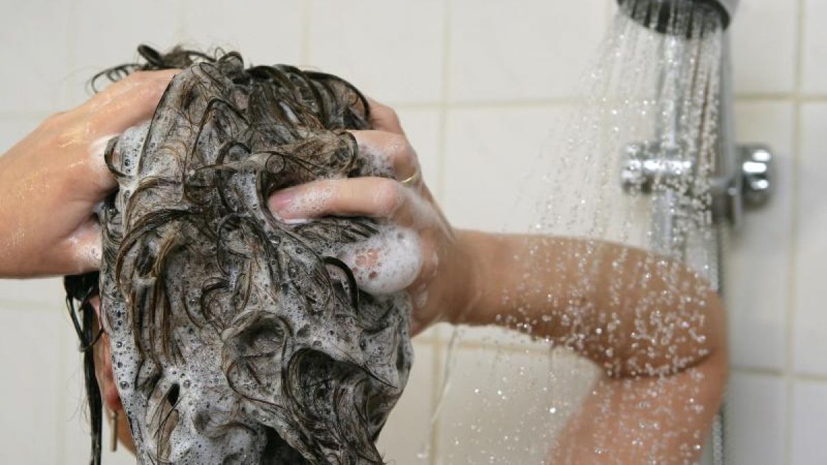 Wer seinen Haaren etwas gutes tun will, sollte nur Shampoo zum Waschen nutzen und kein Duschgel. (Foto)