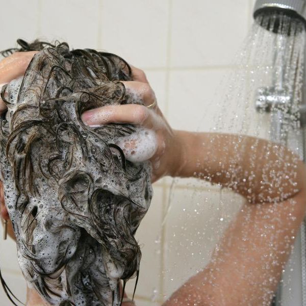Ist Duschgel wirklich besser als Shampoo zum Haare waschen?