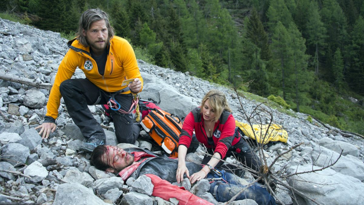 Markus und Katharina finden den abgestürzten und schwer verletzten Bergsteiger. Doch der Patient ist kein Unbekannter. (Foto)