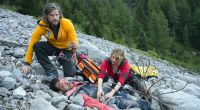 Markus und Katharina finden den abgestürzten und schwer verletzten Bergsteiger. Doch der Patient ist kein Unbekannter.