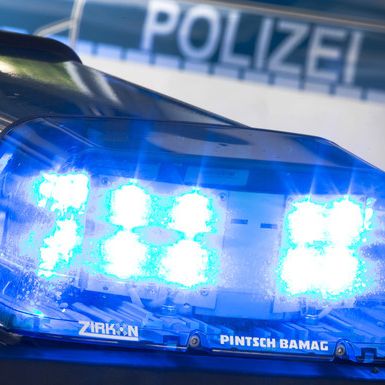 Mann schleift Frau 250 Meter mit Seil um Hals hinter Auto her Mann schleift Frau 250 Meter mit Seil um Hals hinter Auto her (Foto)