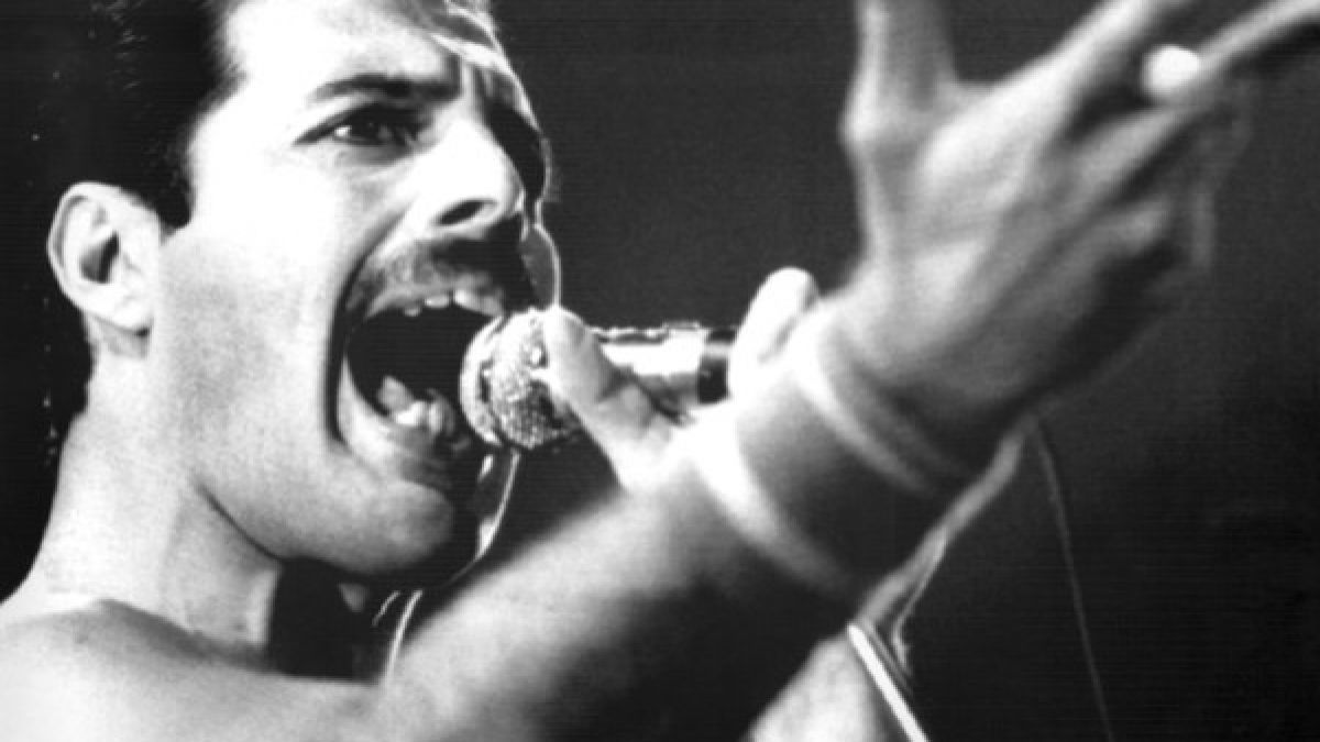 Freddie Mercury, der charismatische Frontmann der Band Queen, starb 1991 an einer Lungenentzündung. 2016 jährt sich sein Todestag zum 25. Mal. (Foto)
