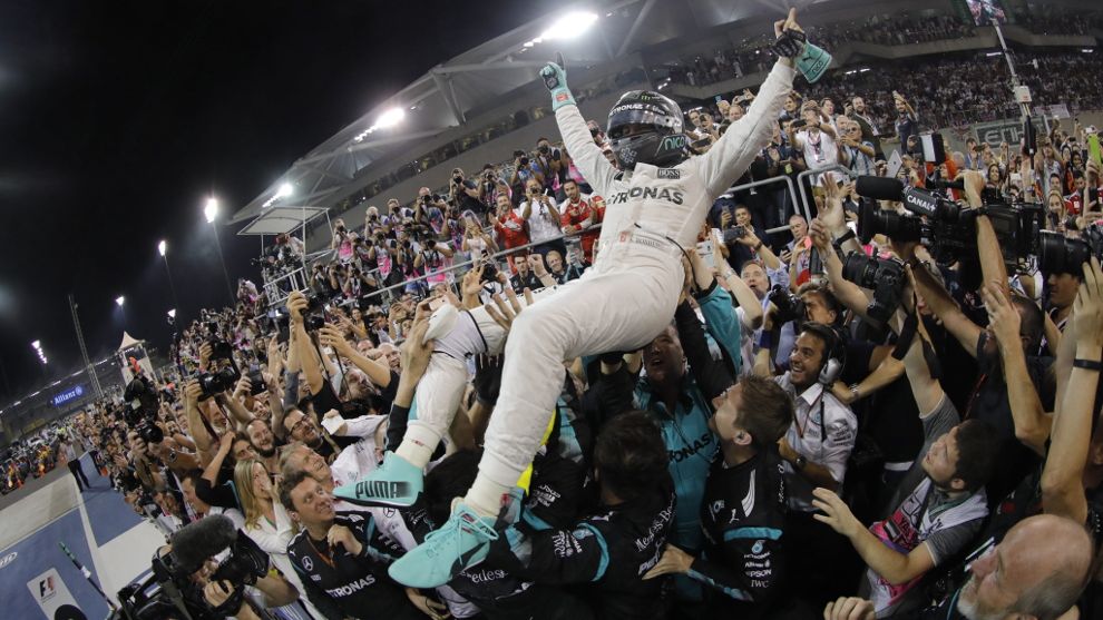 Es ist vollbracht! Nico Rosberg sicherte sich mit einem zweiten Platz beim Saisonfinale der Formel 1 in Abu Dhabi die Weltmeisterschaft! (Foto)