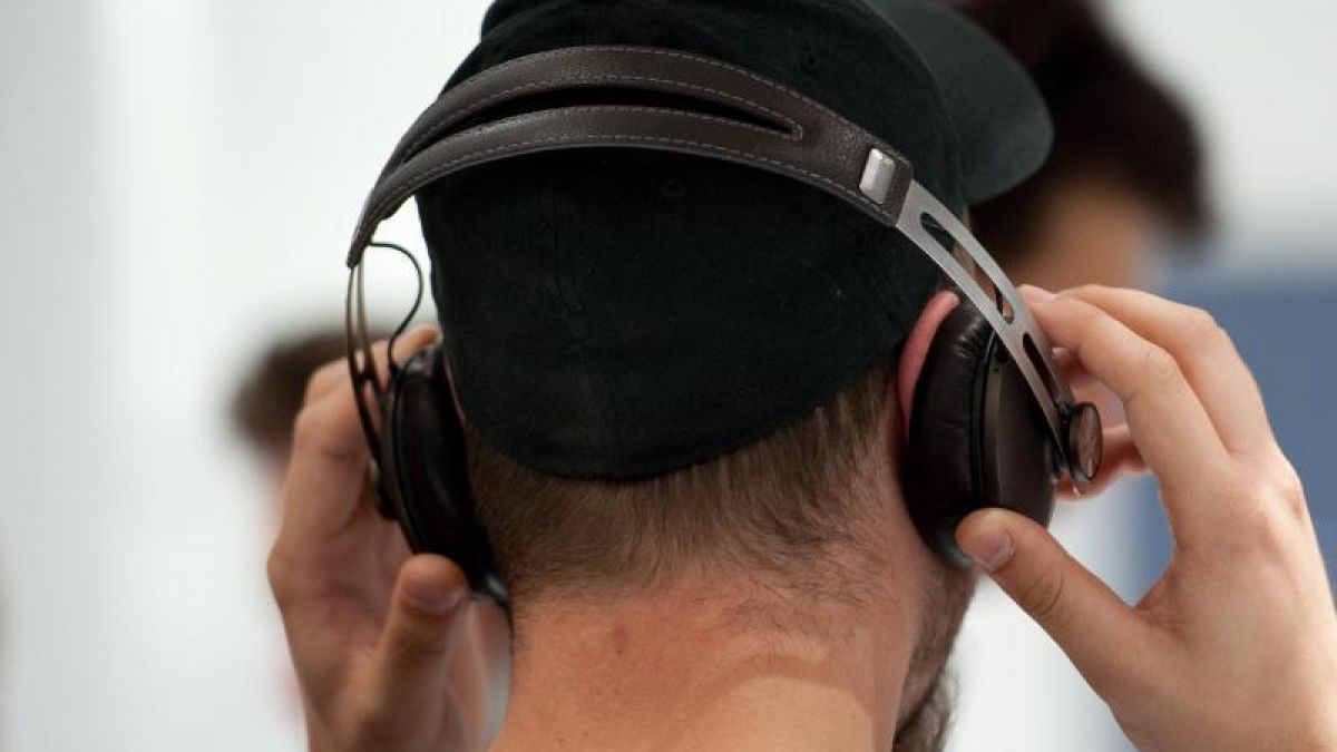 Wer Kopfhörer mit Geräuschfilterung benutzt, ist beim Musikhören vor Umweltlärm geschützt. Meist ist das Zubehör jedoch nicht ganz günstig. (Foto)