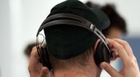 Wer Kopfhörer mit Geräuschfilterung benutzt, ist beim Musikhören vor Umweltlärm geschützt. Meist ist das Zubehör jedoch nicht ganz günstig.
