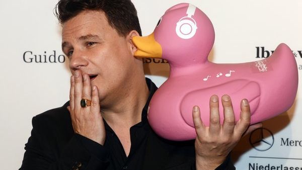 So niedlich kann nur Guido Maria Kretschmer mit einer gigantischen rosa Quietsche-Ente posieren. (Foto)