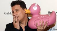So niedlich kann nur Guido Maria Kretschmer mit einer gigantischen rosa Quietsche-Ente posieren.
