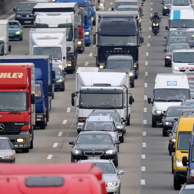 Stau-Gefahr aktuell! Diese Autobahnen sind voll Stau-Gefahr aktuell! Diese Autobahnen sind voll (Foto)