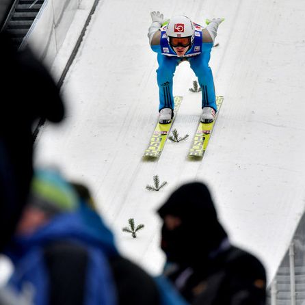 Kamil Stoch springt auf Platz 1 des Skisprung-Klassikers Kamil Stoch springt auf Platz 1 des Skisprung-Klassikers (Foto)