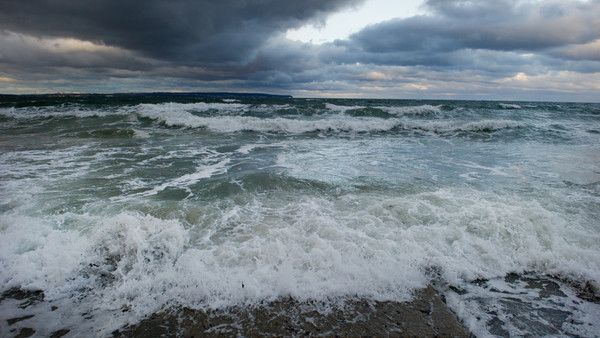 Die Ostsee am Strand von Binz auf der Insel Rügen wurde von meterhohen Wellen bei der von Tief "Axel" verursachten Sturmflut beherrscht. (Foto)