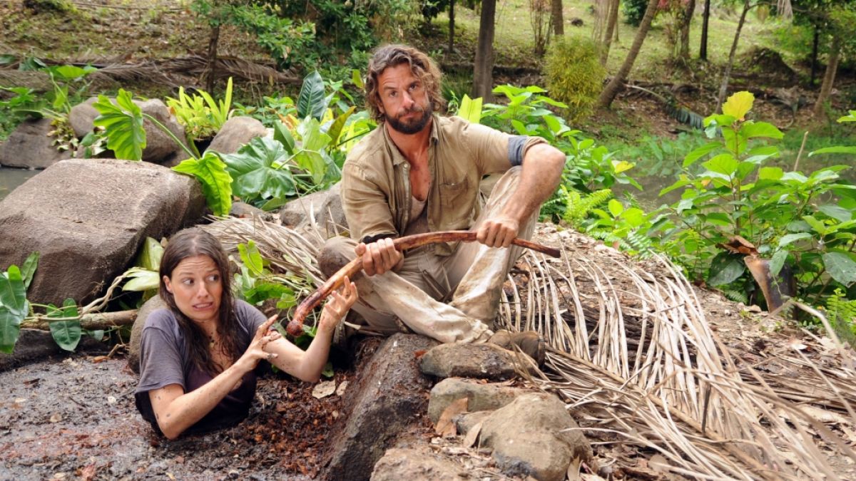 Journalistin Eva (Julia Hartmann) landet mit Schmuggler Nik (Stephan Luca) im Dschungel. (Foto)